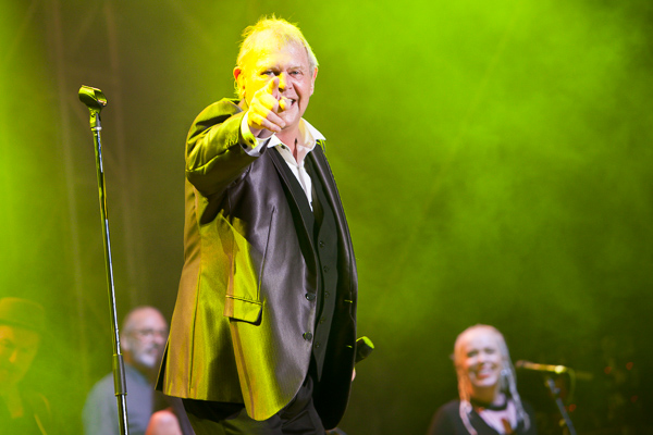 John Farnham And Daryl Braithwaite Team For Wollongong Show But Who Had The Most Hits? - Noise11