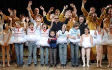 Elton John & Lee Hall with original Aust cast 2007 - BILLY ELLIOT THE MUSICAL - PIC CREDIT JAMES D MORGAN