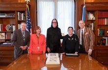 Todd Rundgren presents braille book to Library of Congress