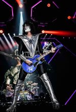 Tommy Thayer with his Electric Blue Les Paul
