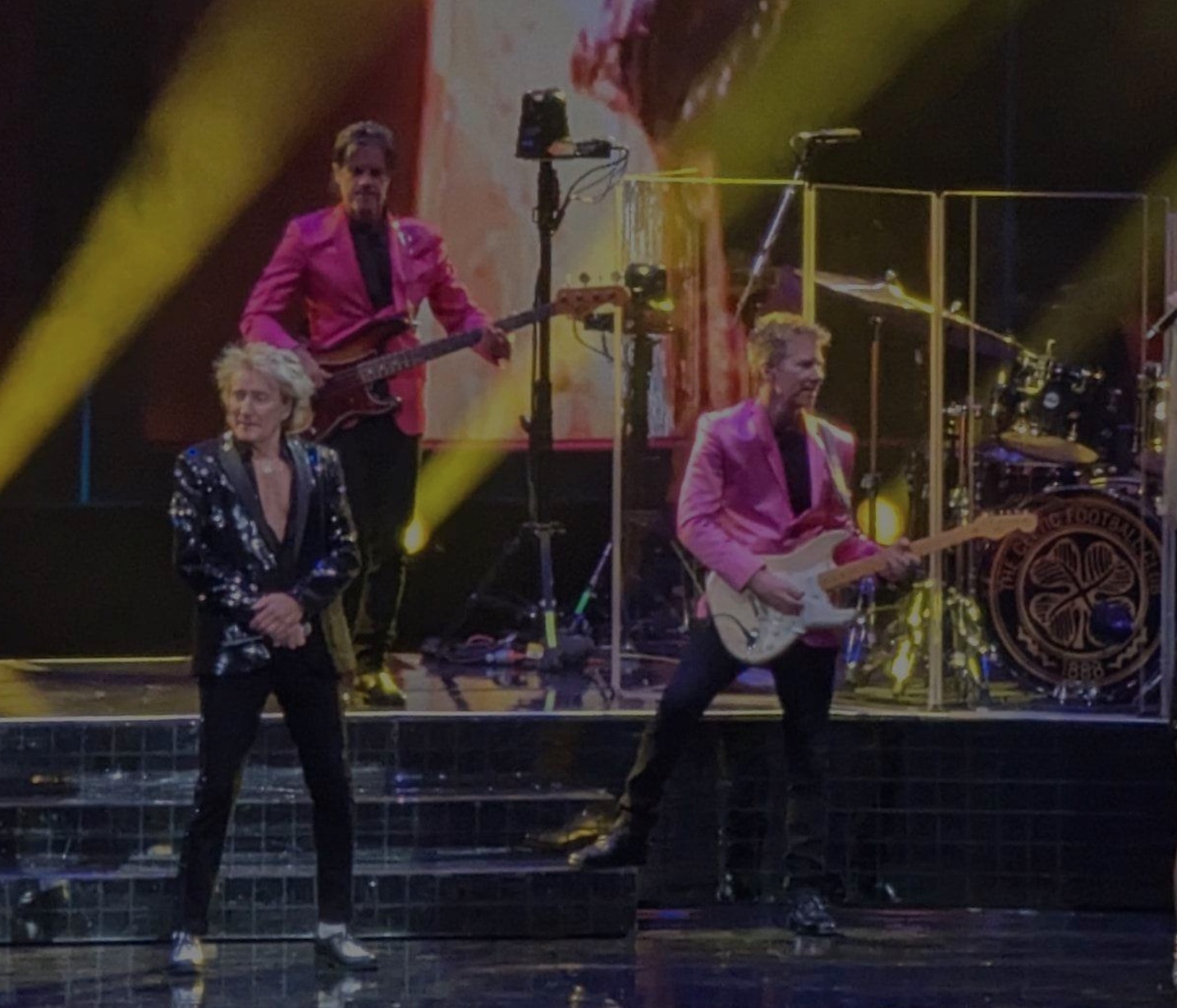 Rod stewart performs tom waits tom traubert s blues for a day on the