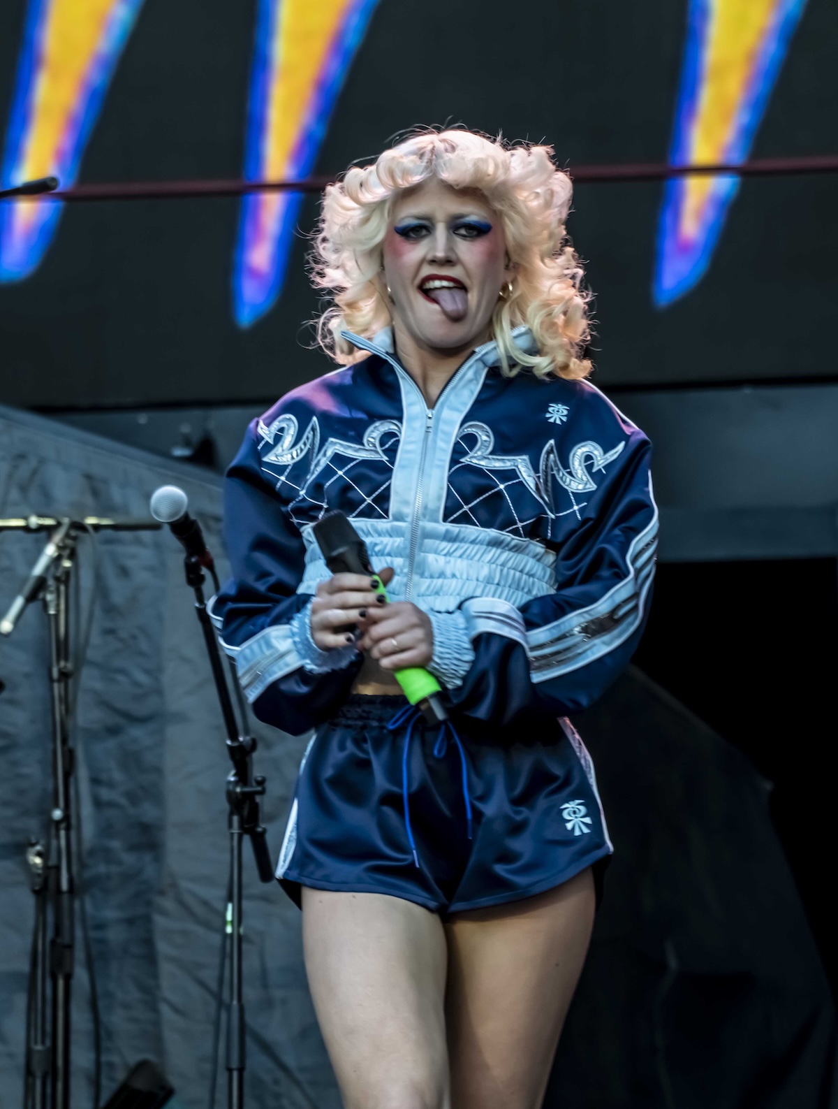 Amyl and the Sniffers by Mary Boukouvalas_4