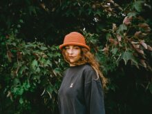 British-Greek artist Eleni Drake releases her new album Chuck through MNRK, featuring the introspective single Ripples.