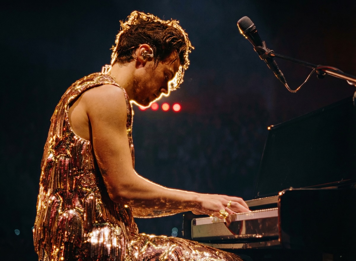 Harry Styles Returns With Surprise Video ‘Forever, Forever’ From Final Love On Tour Show – Watch the exclusive footage from his Italy performance.